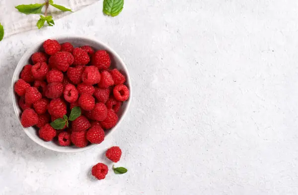 Matang Berry Organik Merah Raspberry Dalam Mangkuk Stok Gambar Bebas Royalti