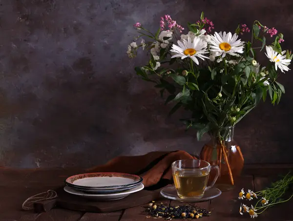 Чашка Травяного Чая Букет Ромашковых Цветов Стоковое Изображение