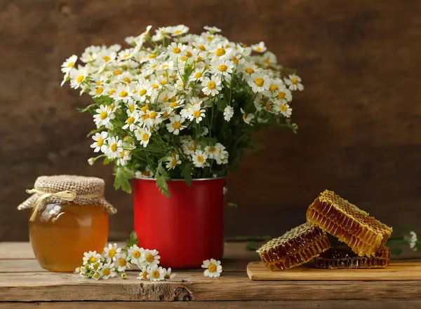 Secangkir Teh Herbal Dan Karangan Bunga Chamomile Stok Gambar