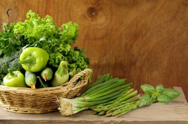 taze organik yeşil sebzeler sepette