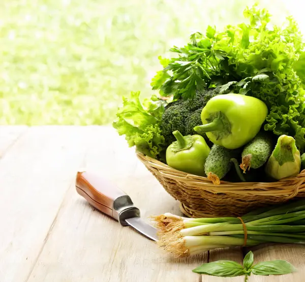 Frisches Grünes Bio Gemüse Korb Stockfoto