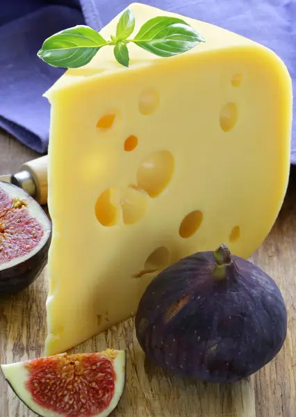 Brânză Proaspătă Maasdam Organic Placă Imagini stoc fără drepturi de autor