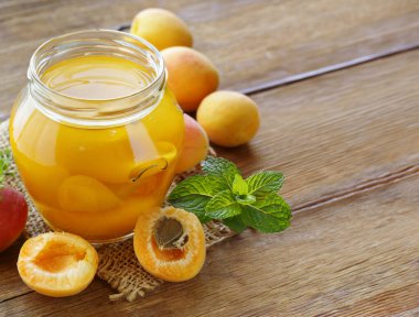 Cam kavanozda organik kayısı reçeli