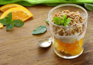 Böğürtlenli pudingin içinde katmanlı tatlı.