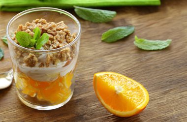 Böğürtlenli pudingin içinde katmanlı tatlı.