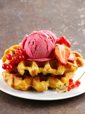 Böğürtlenli ve dondurmalı Belçika waffle 'ı.