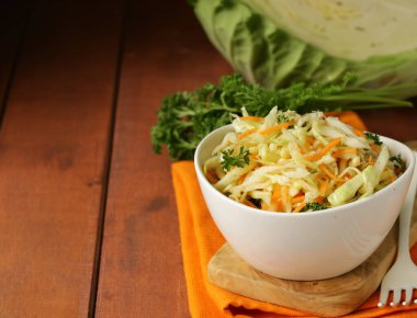 lahana salatası, lahana salatası ve masada otlar.