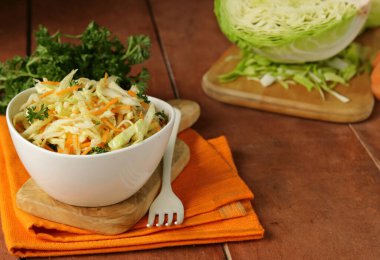 lahana salatası, lahana salatası ve masada otlar.