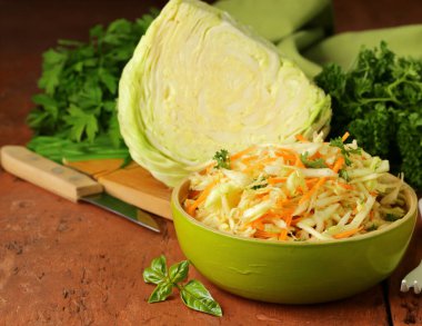 lahana salatası, lahana salatası ve masada otlar.