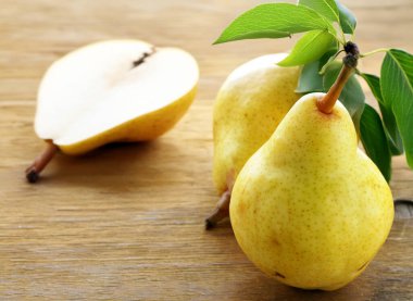 Tahta bir masada olgun organik armutlar.