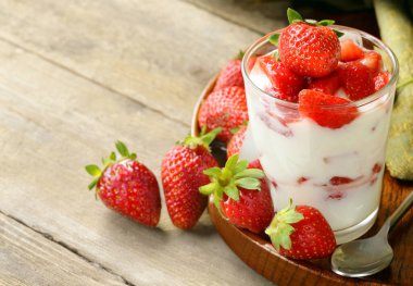 Bardakta taze çilekli tatlı yoğurdu.