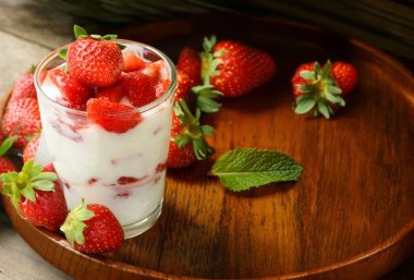 Bardakta taze çilekli tatlı yoğurdu.