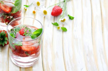 Çilek ve naneli ferahlatıcı yaz limonatası