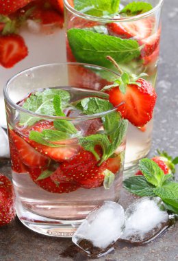 Çilek ve naneli ferahlatıcı yaz limonatası