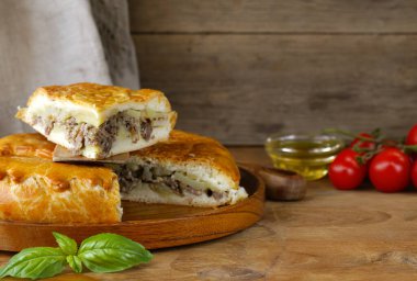 Masada patatesli ev yapımı etli turta.