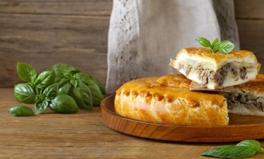 Masada patatesli ev yapımı etli turta.