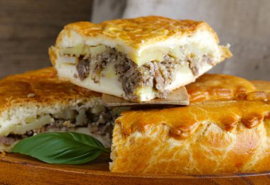 Masada patatesli ev yapımı etli turta.