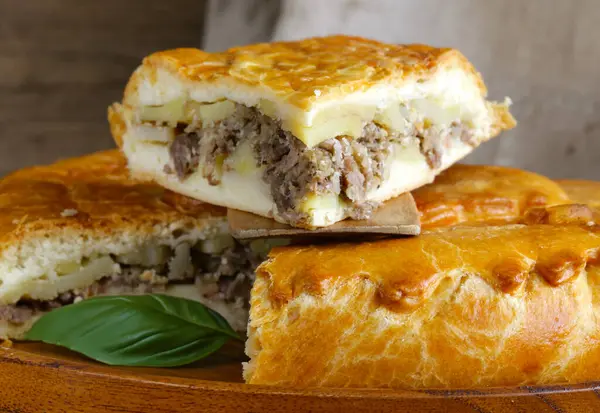 Masada patatesli ev yapımı etli turta.