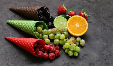 Waffle külahında değişik tatlarda dondurmalar.