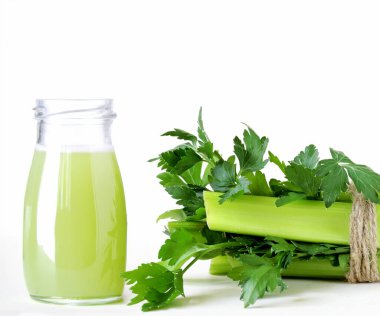 Sağlıklı beslenmek için kerevizden yapılmış süper yiyecek içeceği.