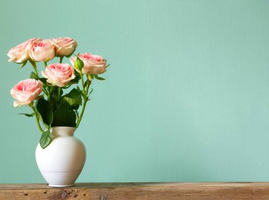 Noel ve hediyeler için güzel bir buket gül.