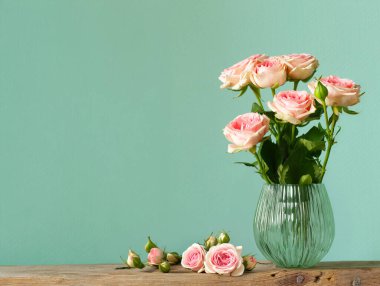 Noel ve hediyeler için güzel bir buket gül.