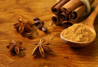 Masanın üzerindeki tahta kaşıkta tarçın.