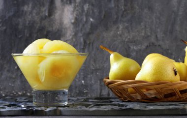 organik armutlar tatlı olarak konserve edilmiş.