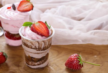 Bardakta taze çilekli tatlı yoğurdu.