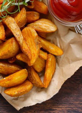baked potato wedges with ketchup and cheese sauce