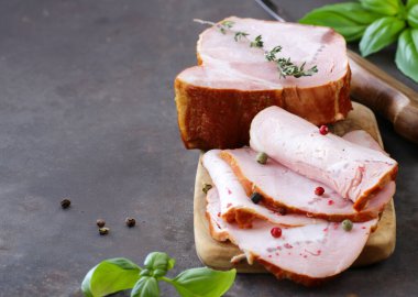 Festival masası için haşlanmış domuz eti.