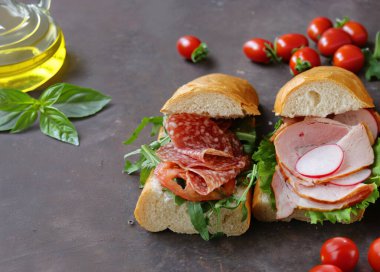 Çeşitli dolgu sandviçleriyle bruschetta.