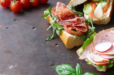 Çeşitli dolgu sandviçleriyle bruschetta.