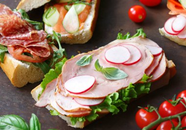 Çeşitli dolgu sandviçleriyle bruschetta.