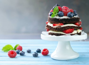 Kremalı mini kekler ve taze meyveli tatlı.