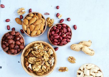 Sağlıklı beslenmek için fındık karıştırdım.