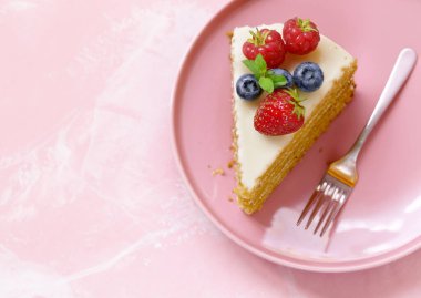 tatlım pasta tatlı pembe bir arka plan üzerinde bir plaka üzerinde