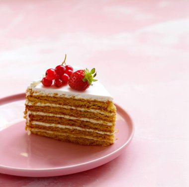 tatlım pasta tatlı pembe bir arka plan üzerinde bir plaka üzerinde