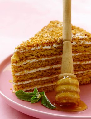 tatlım pasta tatlı pembe bir arka plan üzerinde bir plaka üzerinde