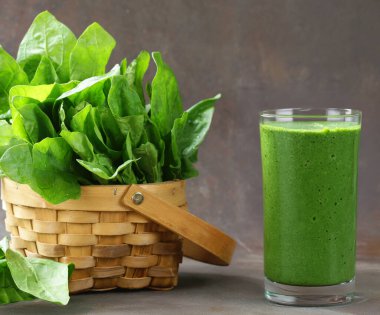 Masada ıspanaklı smoothie ve taze ıspanak