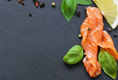 Biber ve fesleğenli alabalık.