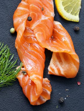 Biber ve fesleğenli alabalık.