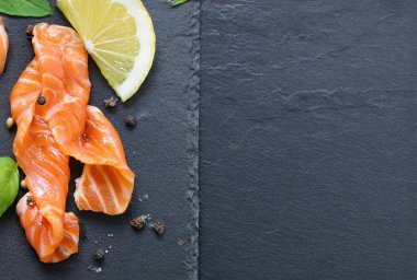 Biber ve fesleğenli alabalık.