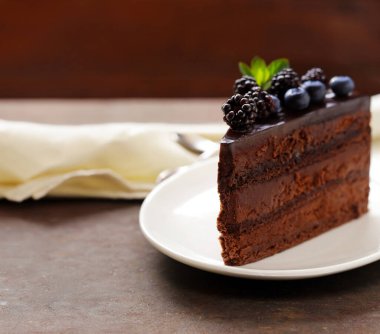 Kremalı ve dutlu bir parça çikolatalı kek.