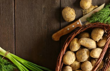 Ahşap masa üzerinde ham organik patates