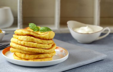 Kızarmış ince ekmek ve masada sos.