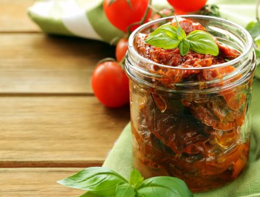 Geleneksel İtalyan kurutulmuş fesleğenli yağlı domates.