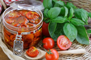 Geleneksel İtalyan kurutulmuş fesleğenli yağlı domates.