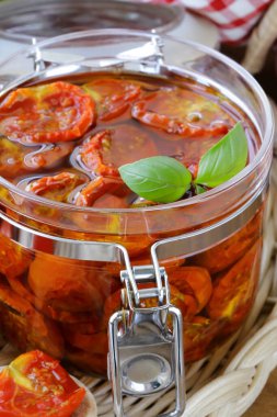 Geleneksel İtalyan kurutulmuş fesleğenli yağlı domates.