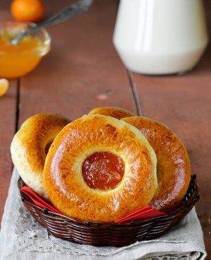 Tatlı olarak portakal reçelli çörek.
